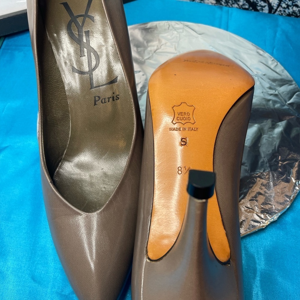 VINTAGE NWOT Yves Saint Laurent Taupe Leather Pumps - Picture 6 of 14